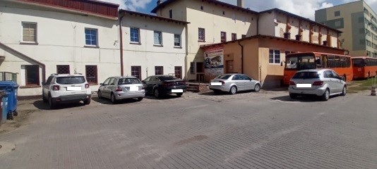 Zdjęcie przedstawia parking GCEiS w Ziębicach.